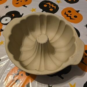 The Pampered Chef Stoneware Bundt Pan